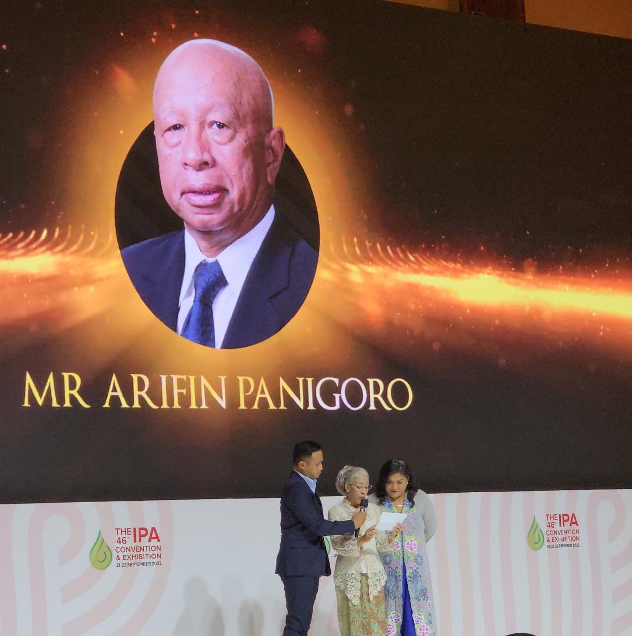 ALMARHUM BAPAK ARIFIN PANIGORO TERIMA* *‘LIFETIME ACHIEVEMENT AWARD’ DARI IPA