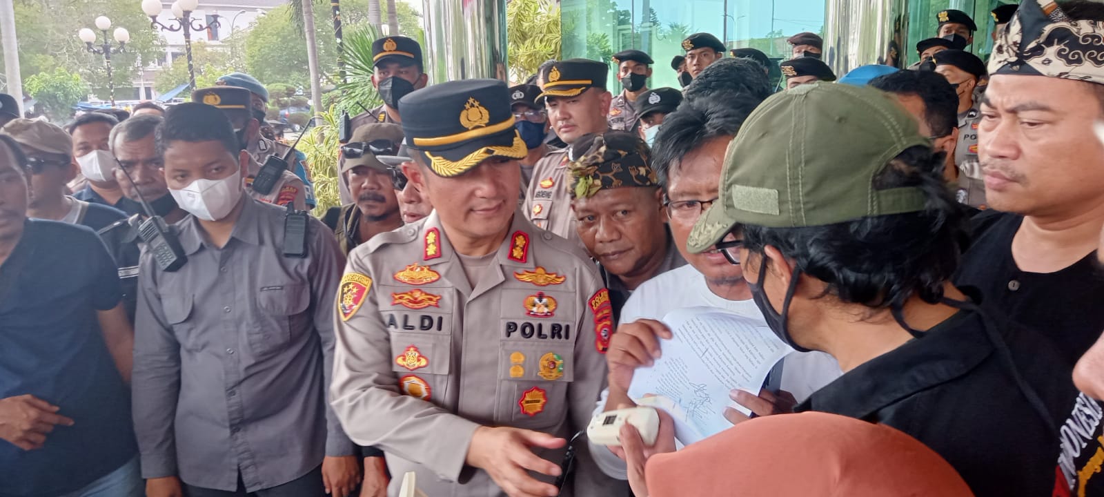 Wartawan se-Jabotabek Datangi DPRD Karawang ,Desak Bupati dan APH Usut Tuntas,Tangkap dan Pecat Oknum PNS Penganiaya 2 Wartawan Karawang