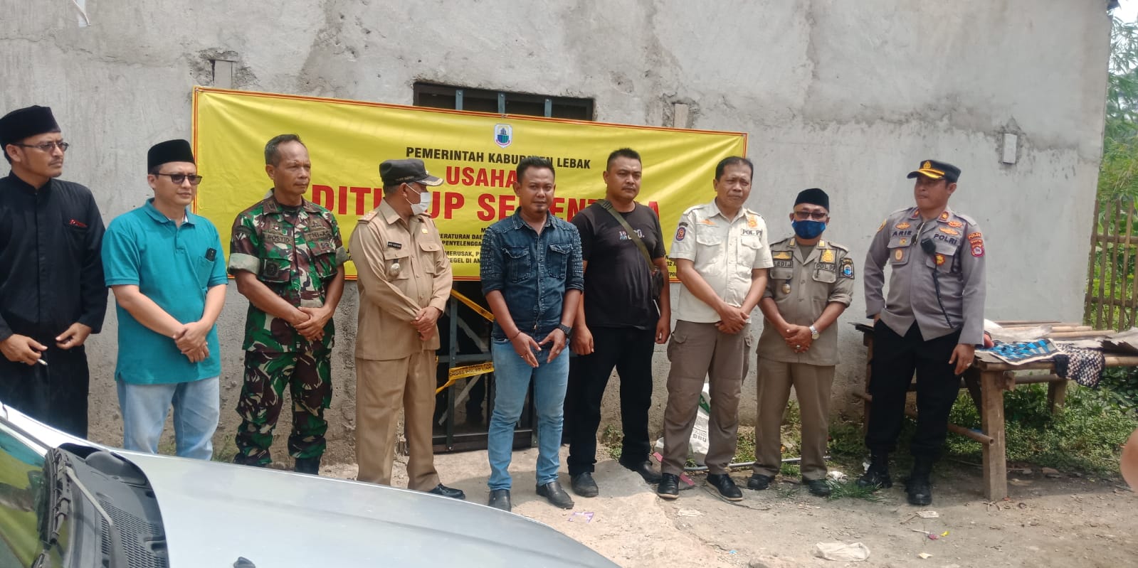 Kapolsek warunggunung Polres Lebak Beserta Forkopincam mendampingi Satpol PP Kabupaten Lebak Menutup Sementara Tempat Hiburan.