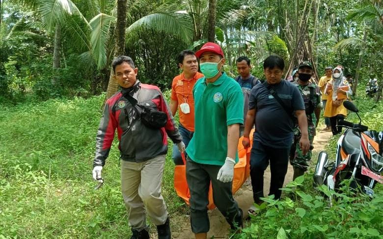 Ditemukan Mayat Tanpa Identitas, Anggota Koramil Bantu Evakuasi