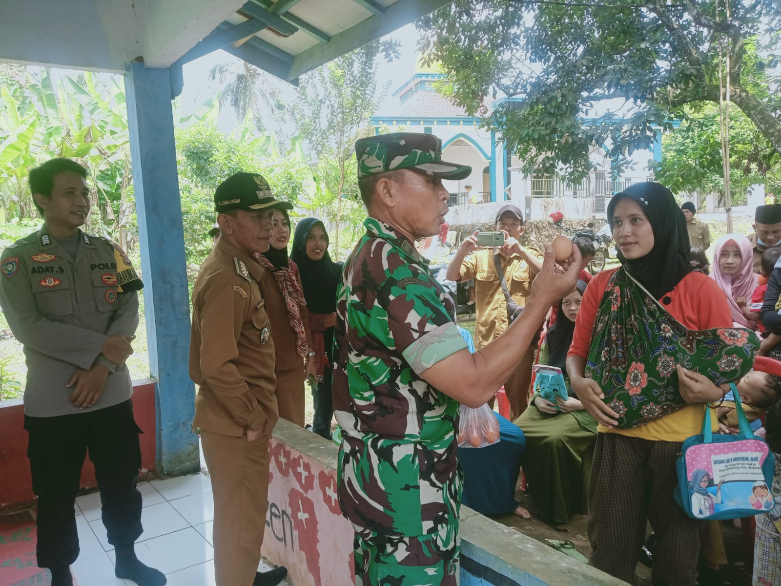 Peduli Anak Penderita Stunting Pelda Gatot Rukminto Berikan Telur Kepada Balita