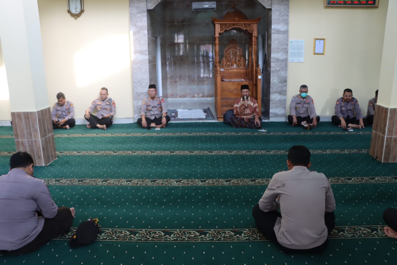 *Akhlak Yang Dicontohkan Nabi, Kabag SDM Polres Lebak Polda Banten Pimpin Ngaji Bareng Kapolres*