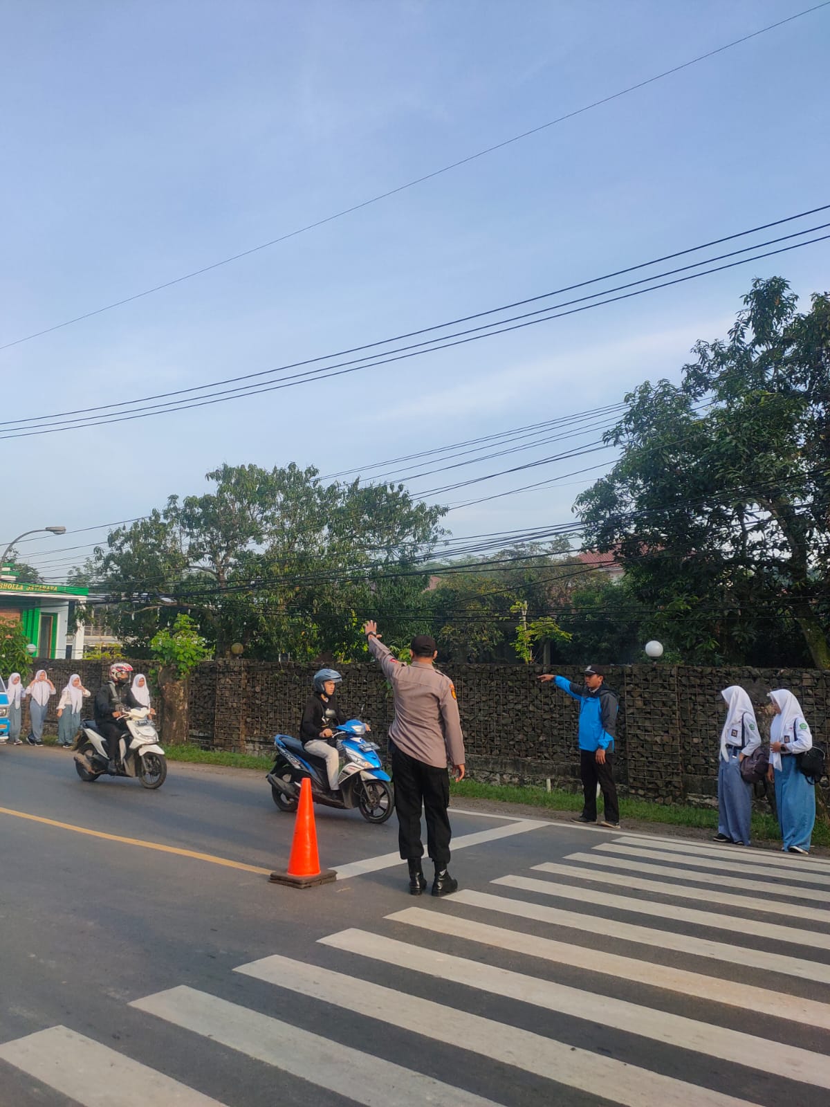 Personil Polsek Warunggunung Polres Lebak Melaksanakan strong point di SMK MHI Warunggunung.