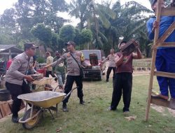 Pasca Kebakaran Rumah Warga, Polsek Buay Bahuga Gotong Royong Sekaligus Beri Bansos