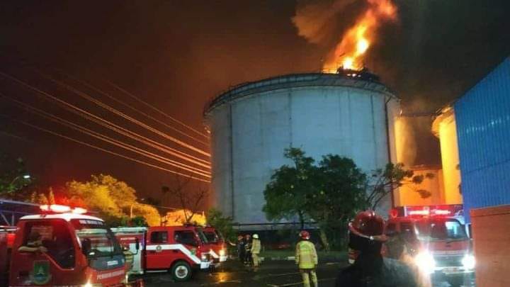 Warga Ciwandan Dihebohkan Dengan Adanya Kebakaran Sebuah Tengki Berisi Solar Diduga Akibat Samberan Petir