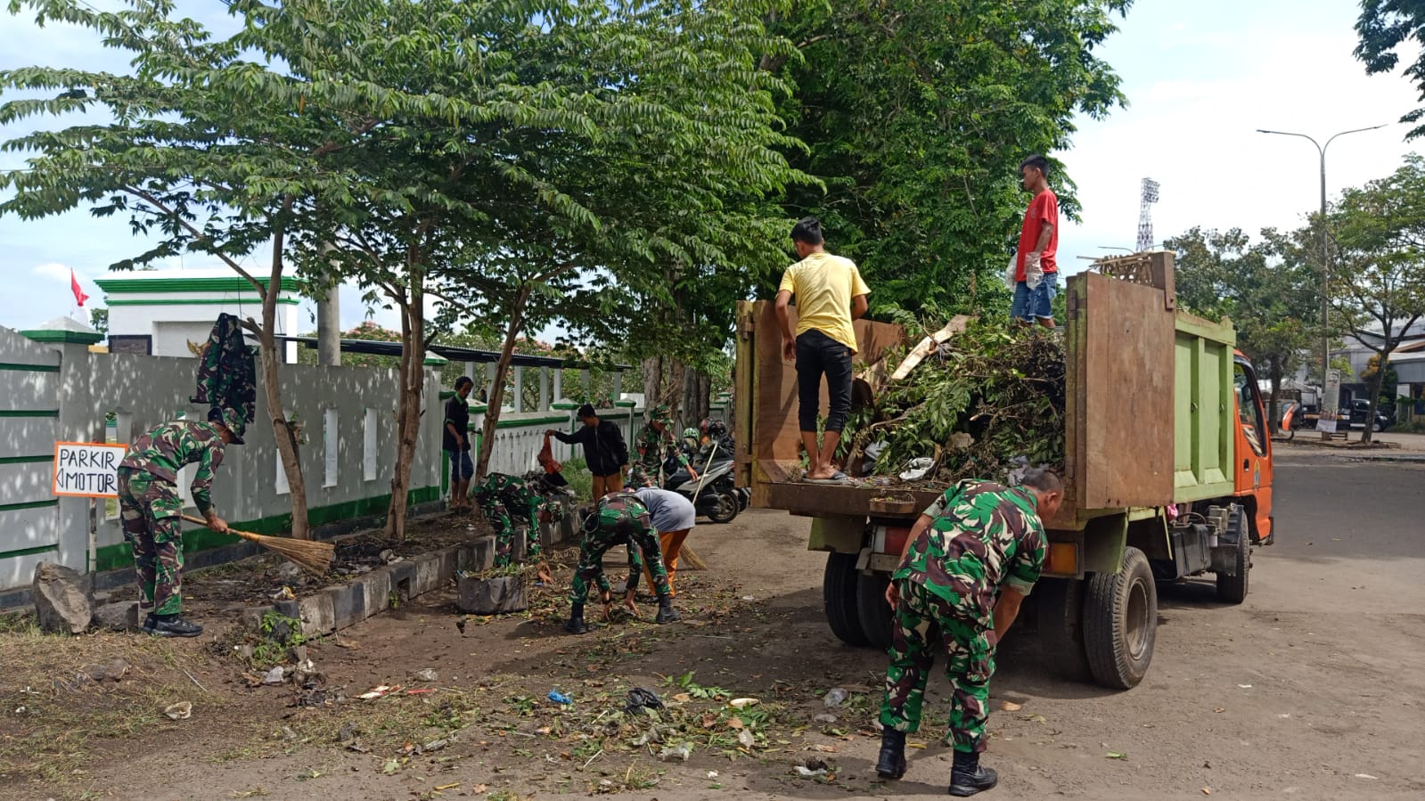 Sambut HUT TNI Ke 77, Korem 064/MY Karya Bakti Di TMP