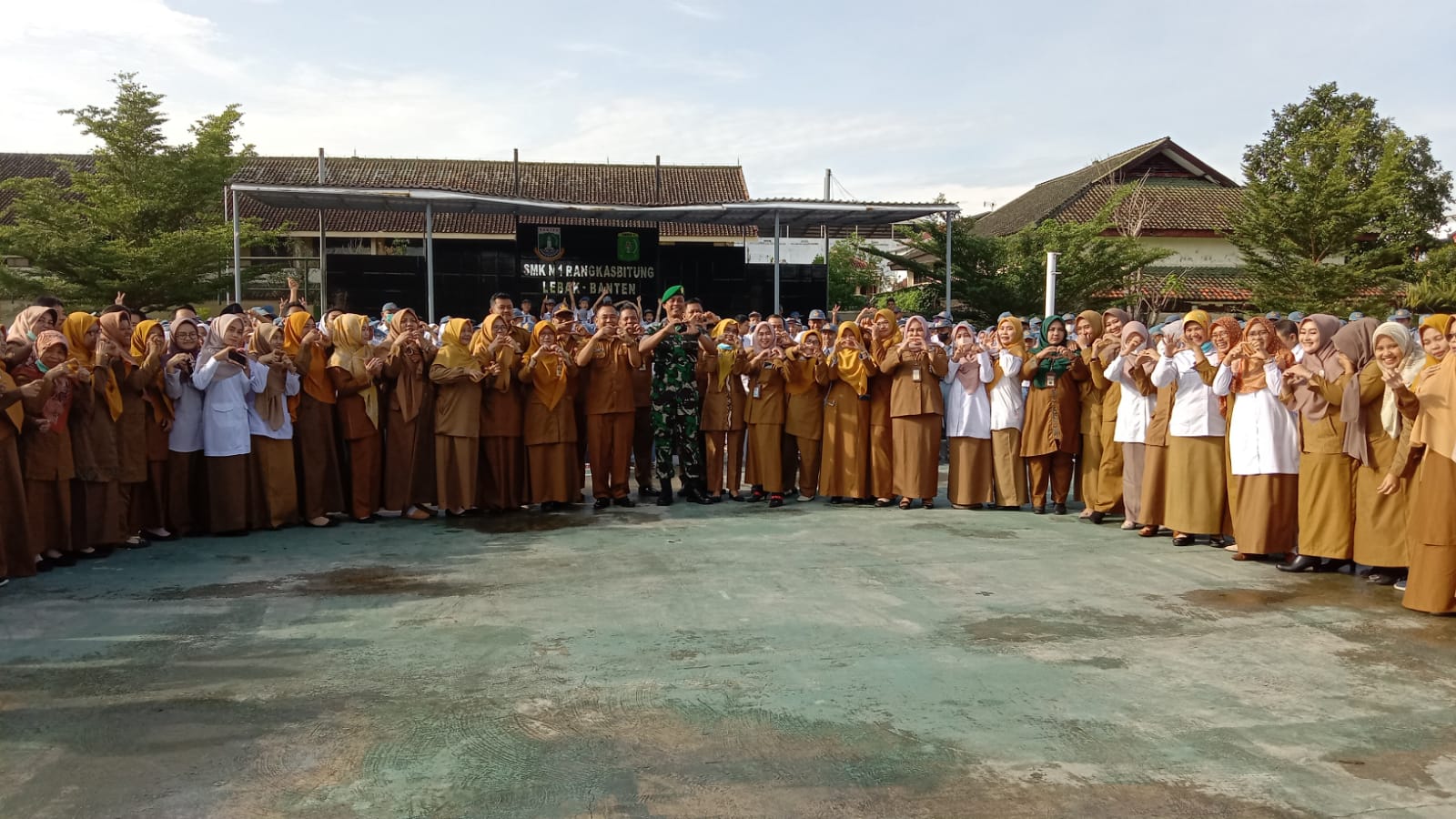 Dandim 0603 Lebak Pimpin Upacara Bendera Di SMKN 1 Rangkasbitung