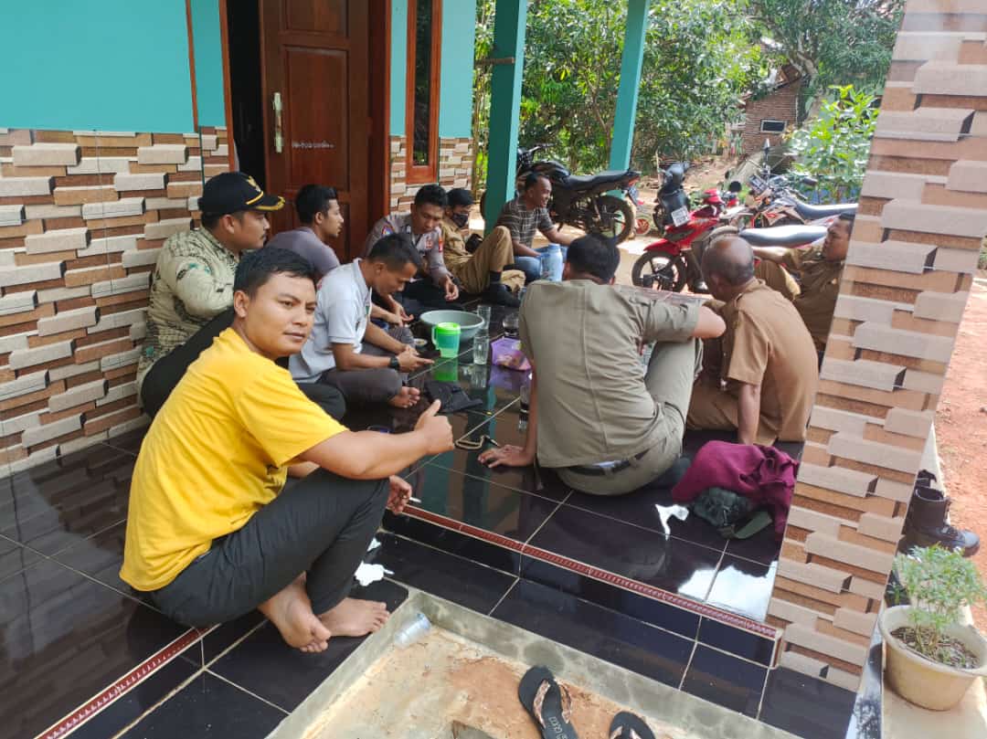 Bhabinkamtibmas Polsek Cijaku Polres Lebak Laksanakan Program Kapolda Banten”Yuk Ngopi Wae”