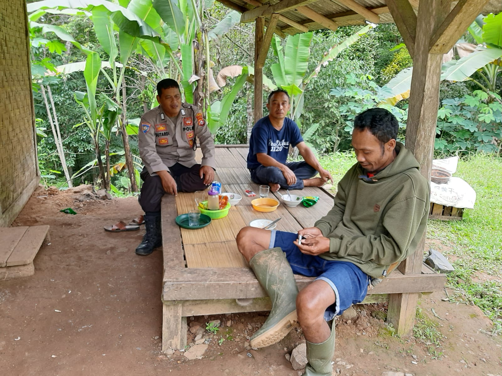 Anjangsana dan Bangun Sinergitas Kanit Binmas Polsek Bayah Polres Lebak Sambangi Warga Masyarakat Desa Cisuren