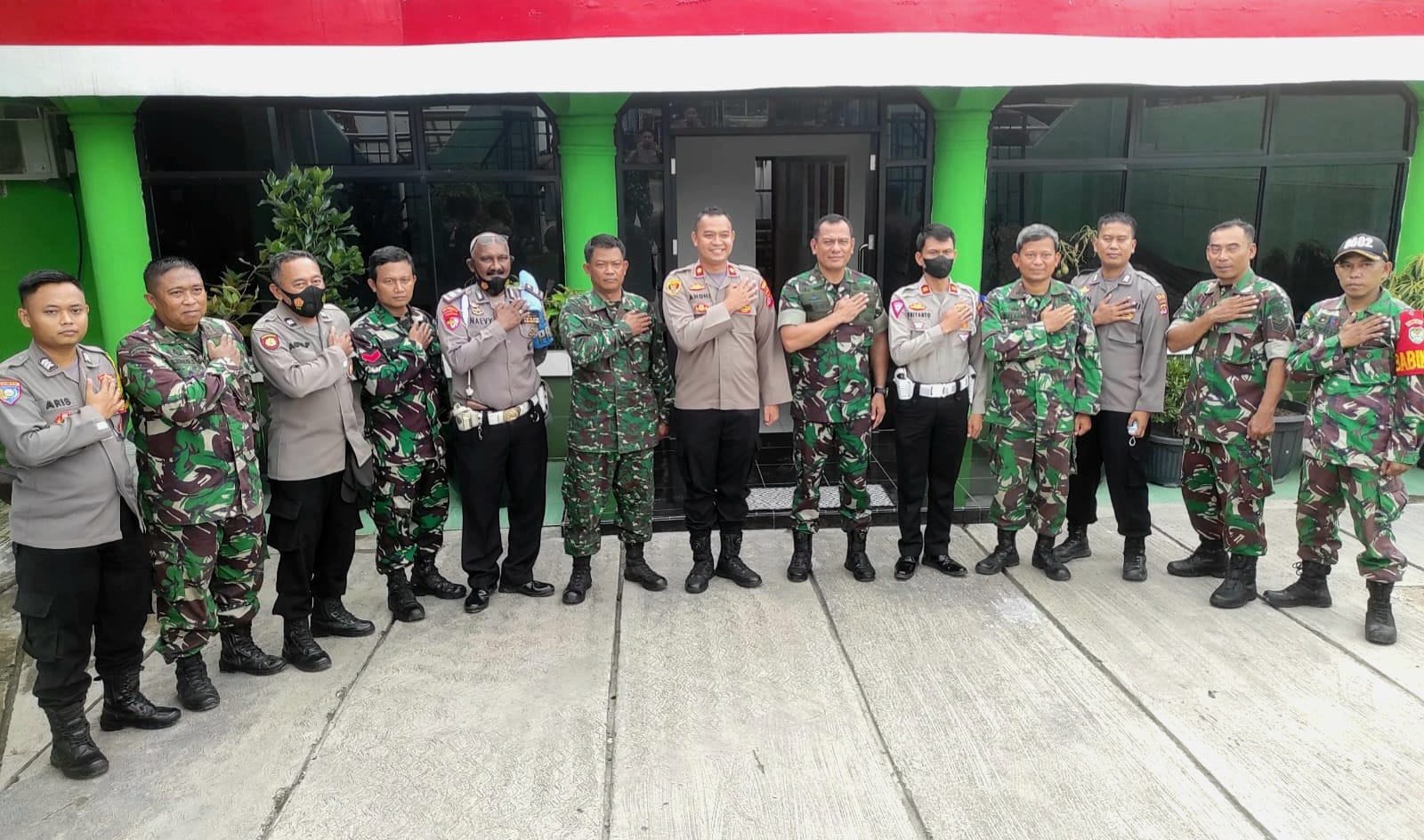 Terimakasih Kapolsek Cikande Beserta Jajaran Sudah Datang Berikan Kejutan HUT TNI Ke 77 Untuk Koramil Cikande