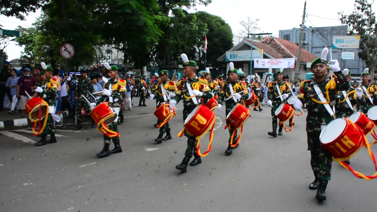 Kirab Drumband Yonif 320/BP Meriahkan Peringatan HUT TNI ke-77