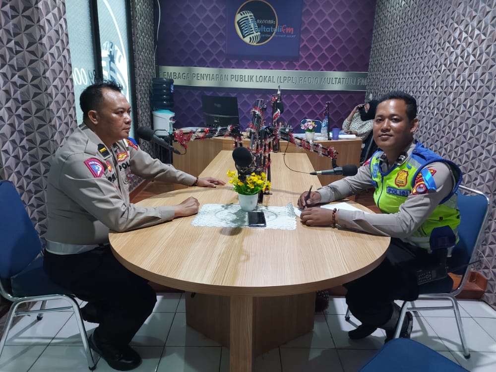 Operasi Zebra Maung 2022, Sat Lantas Polres Lebak Berikan Himbauan Kamseltibcar melalui Talk Show Radio FM