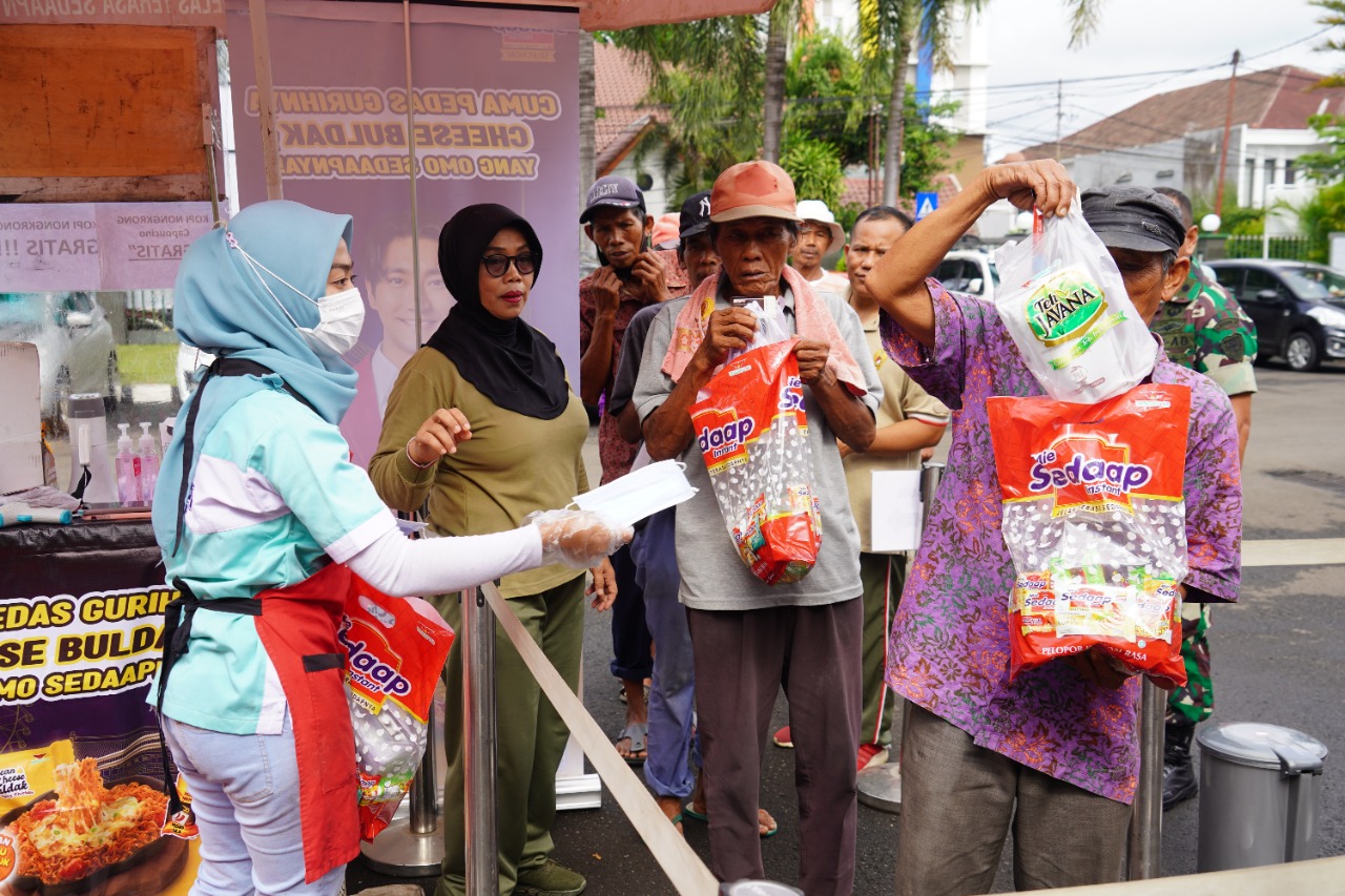 HUT TNI ke 77 dan Jumat Berkah, Ajenrem 064/MY Ajendam III/Slw, Berbagi Itu Indah