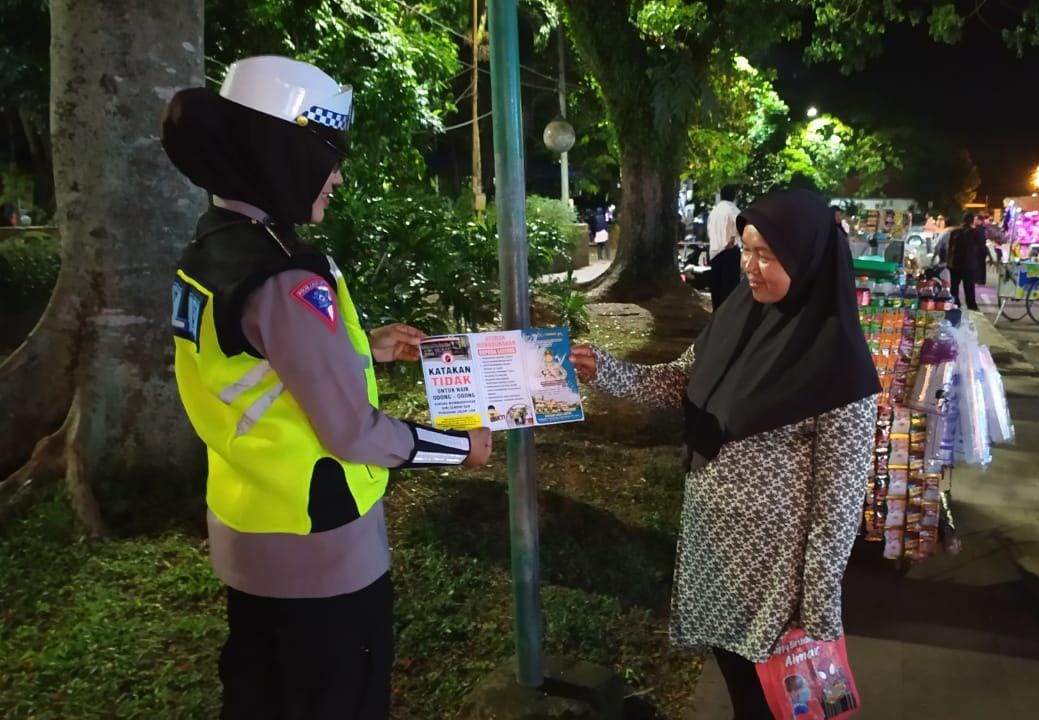 Operasi Zebra Maung 2022, Sat Lantas Polres Lebak Bagikan Brosur Keselamatan kepada Warga Masyarakat