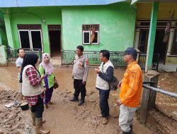 Pasca Banjir di Wilayah kecamatan Bayah Jajaran Polsek Bayah Polres Lebak Bantu Warga Bersihkan Lumpur