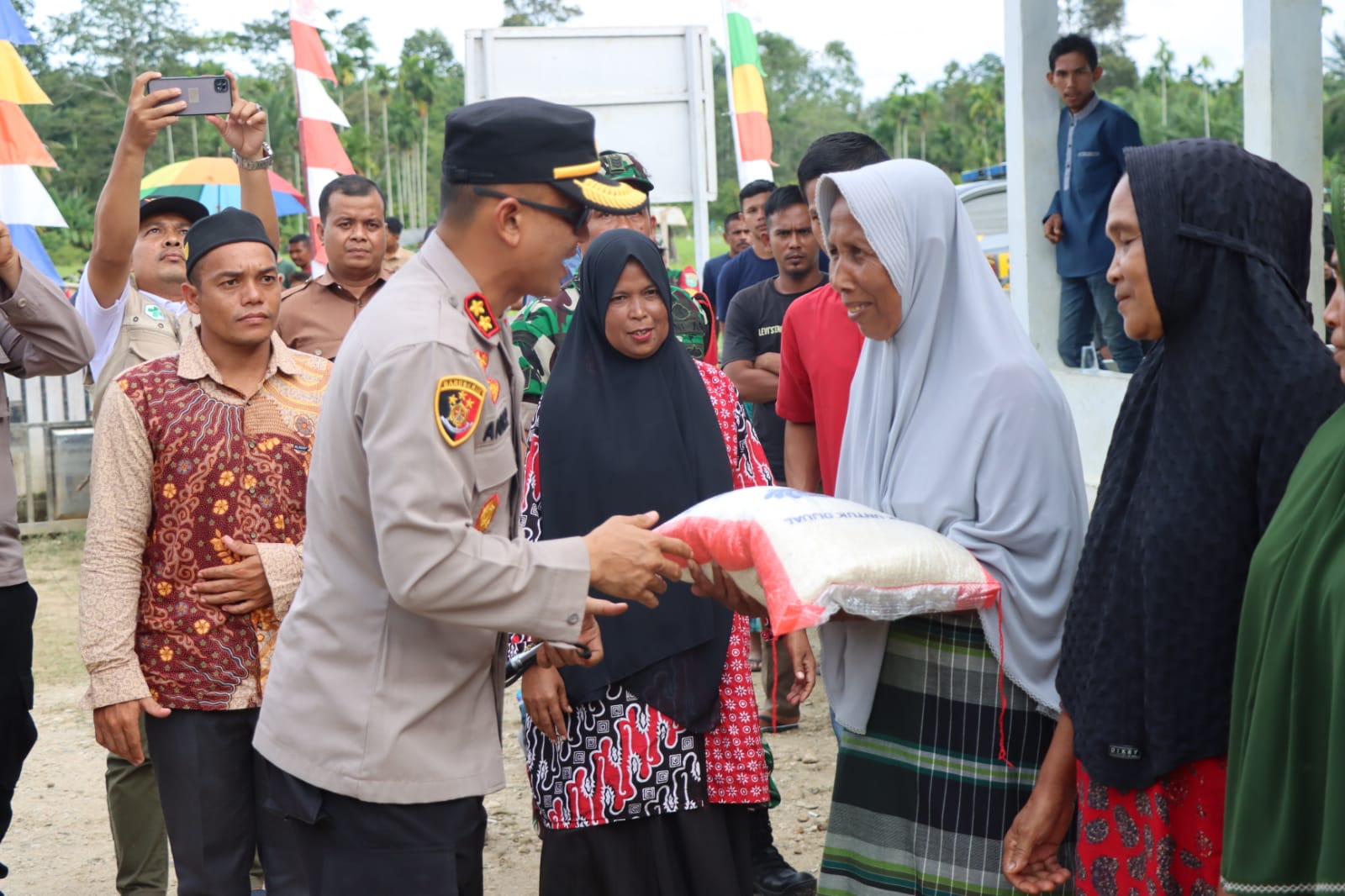 Kapolda Aceh Salurkan Puluhan Paket Bansos untuk Korban Banjir di Aceh Timur