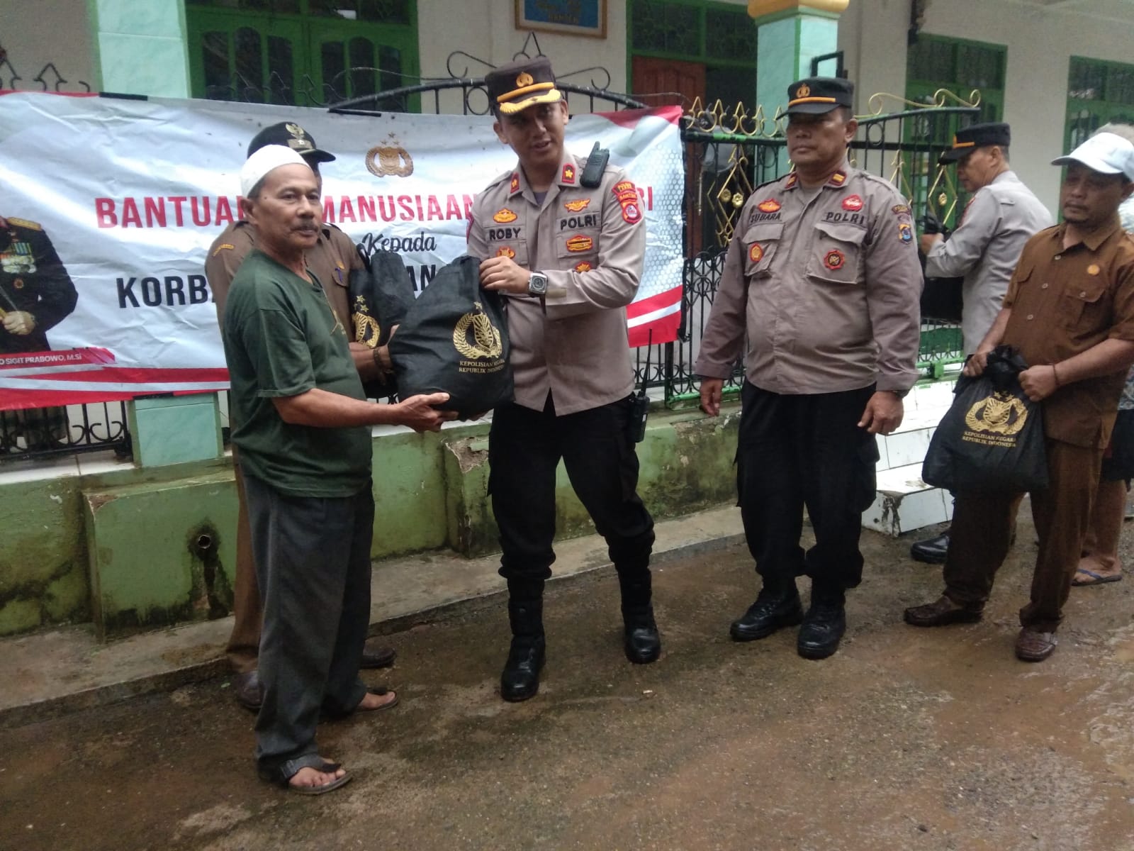 Aksi Kemanusiaan Polsek Bayah Dampingi Wakapolres Lebak Bakti Sosial Penyaluran Sembako dari Kapolri kepada masyarakat Kecamatan Bayah