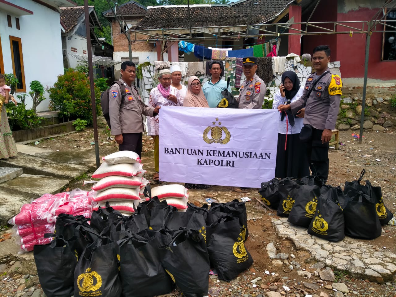 Peduli Korban Banjir Kapolsek Bayah Kembali Salurkan Bantuan Sosial Sembako dari Kapolri Di Pondok Pesantren Nurul Huda Desa Cimancak