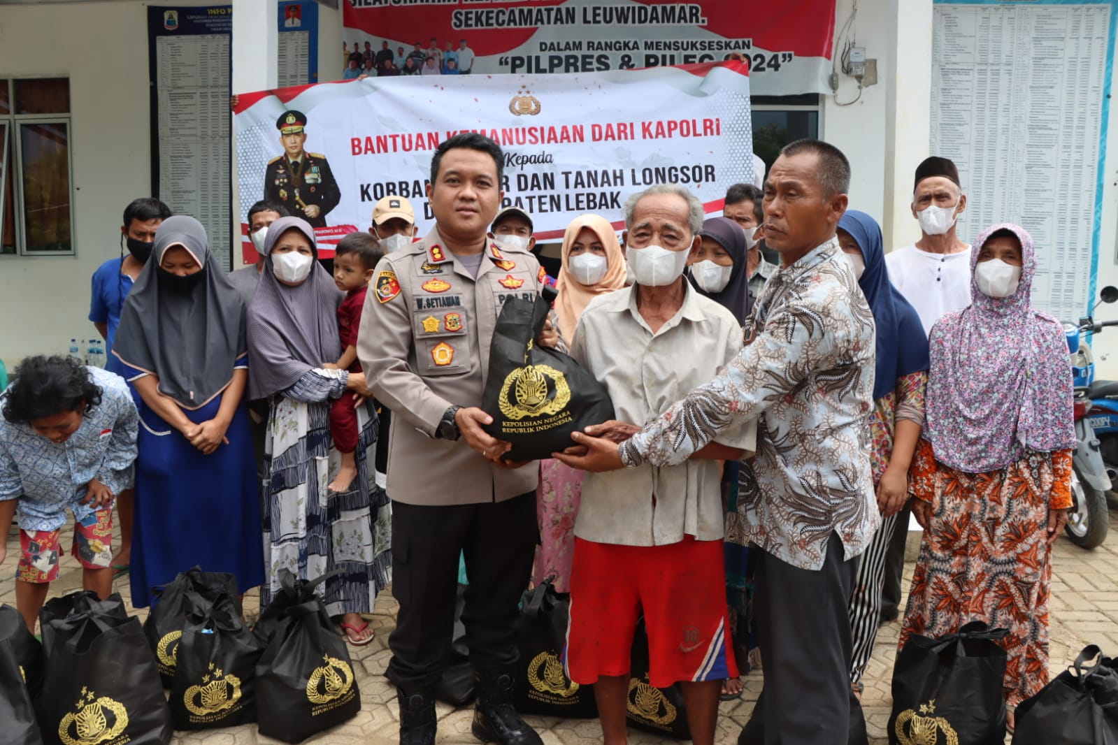 Kapolres Lebak serahkan Bantuan Kapolri ke Warga Terdampak Bencana Gempa bumi di Cirinten dan Leuwidamar