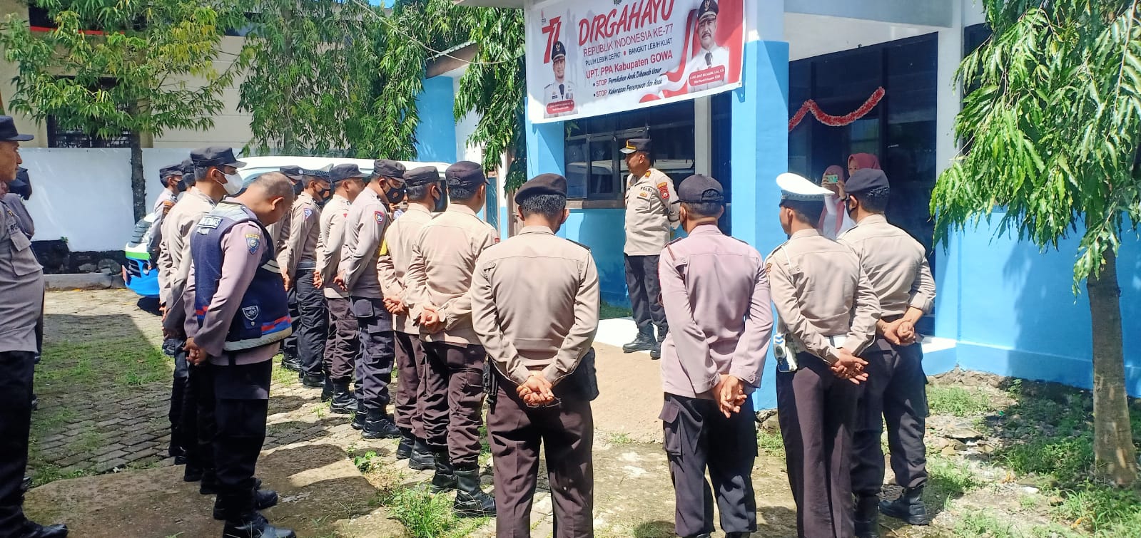 Kapolsek Somba Opu Pimpin Apel Pengamanan Unjuk Rasa Di Kantor Dinas Pemberdayaan Perempuan Dan Perlindungan Anak Kab.Gowa.