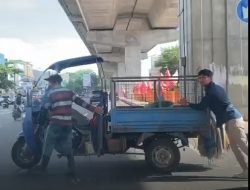 Kendaraan Seorang Pemulung Mogok Dijalan, Begini Reaksi Kasie Humas Polres Gowa