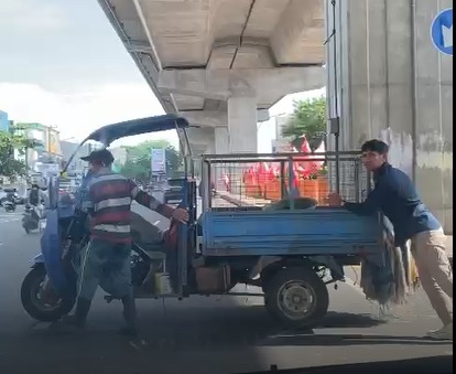 Kendaraan Seorang Pemulung Mogok Dijalan, Begini Reaksi Kasie Humas Polres Gowa