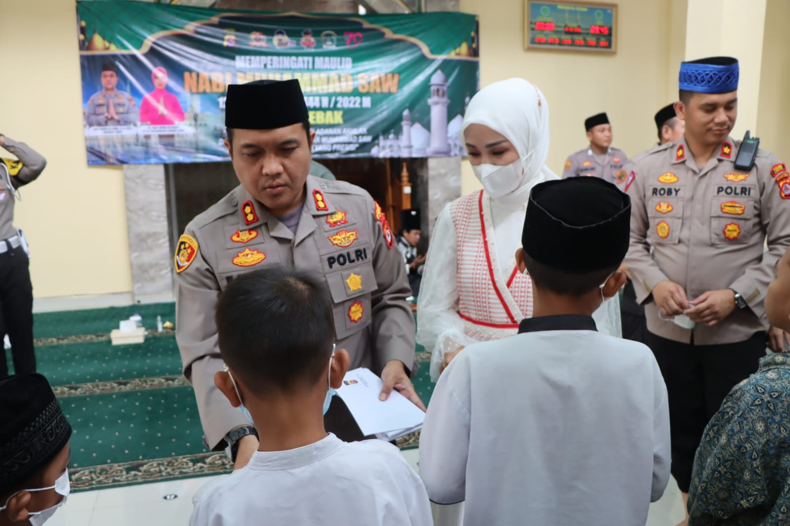 Kapolres Lebak Santuni Anak Yatim Pada Peringatan Maulid Nabi Muhammad Saw di Masjid Al Fitrah