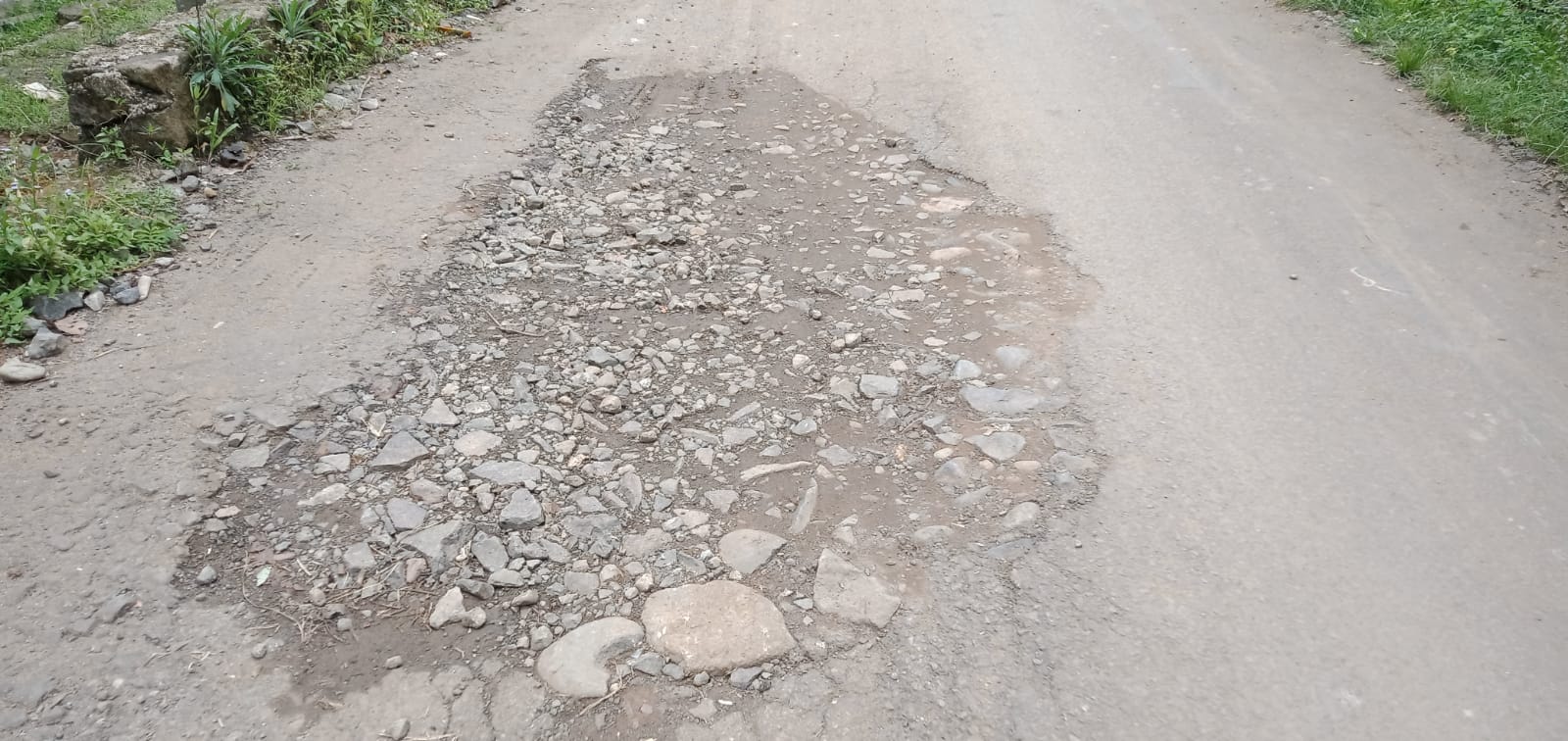 Kurangnya Pengawasan Pelaksana Kegiatan. Proyek Pelebaran Jalan di Desa Wantisari Kembali Rusak Akibat di Lintasi Mobil Molen.