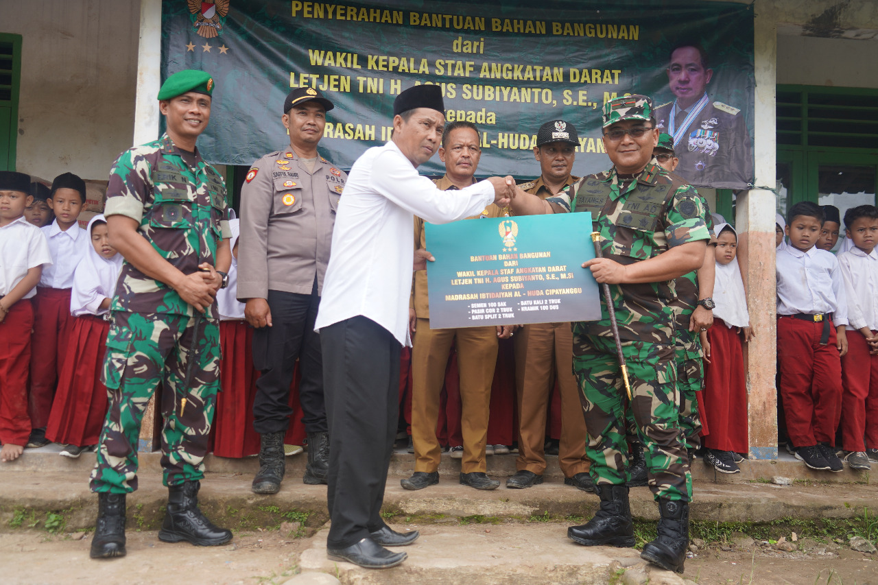 Danrem 064/MY Salurkan Bantuan Dari Wakasad Di Madrasah Ibtidaiyah Al Huda Lebak