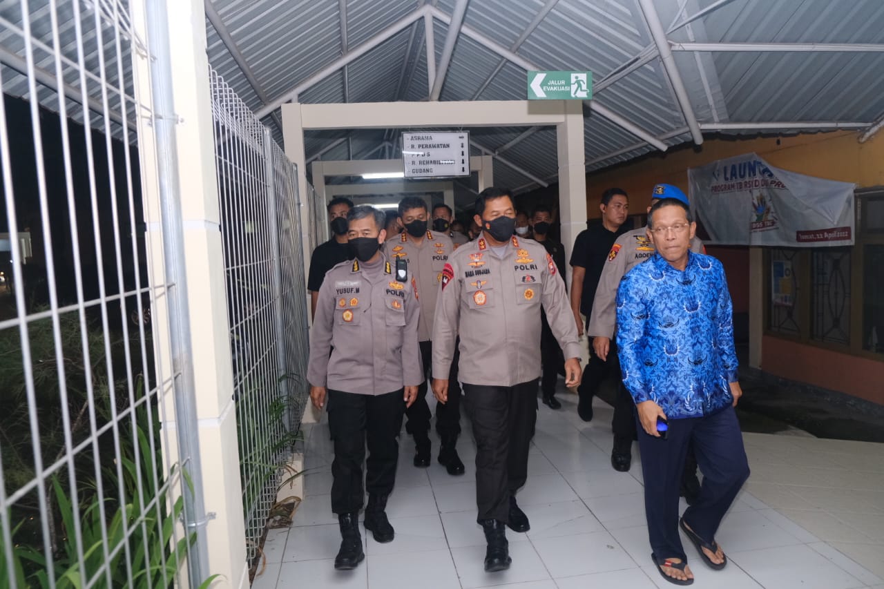 Kapolda Sulsel Datangi RS.Dadi, Jenguk Oknum Polri Yang Coret Dinding Mapolres Luwu