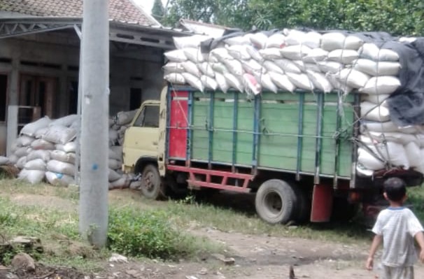 PT. PLN pasang tiang listrik  Kepetingan PT ITB di duga ilegal akan di laporkan pemilik lahan ke aparat penegak hukum (APH)