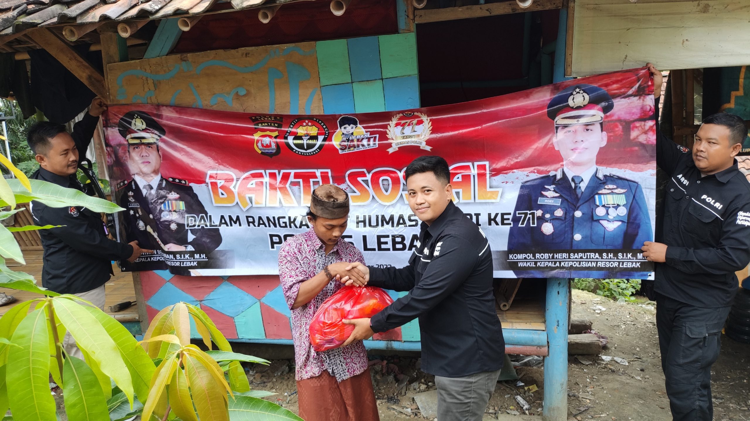 Sambut HUT Humas Polri ke-71, Polres Lebak Gelar Baksos Bagikan Sembako ke Warga Kurang Mampu