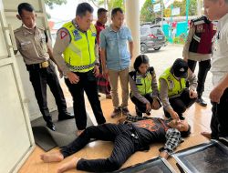 Bantu Jemaah Yang Pingsan, Polwan Polres Lebak Ciptakan Situasi Nyaman Bagi Jemaah Sholat Jum’at di Mesjid Agung Al-Araf