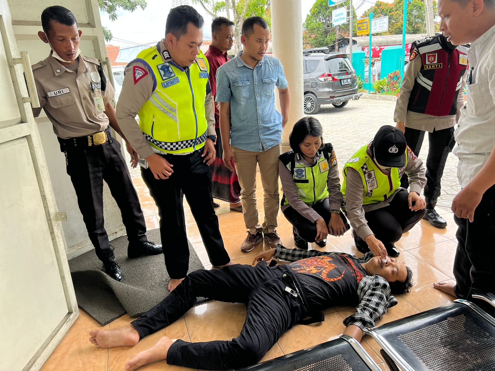 Bantu Jemaah Yang Pingsan, Polwan Polres Lebak Ciptakan Situasi Nyaman Bagi Jemaah Sholat Jum’at di Mesjid Agung Al-Araf