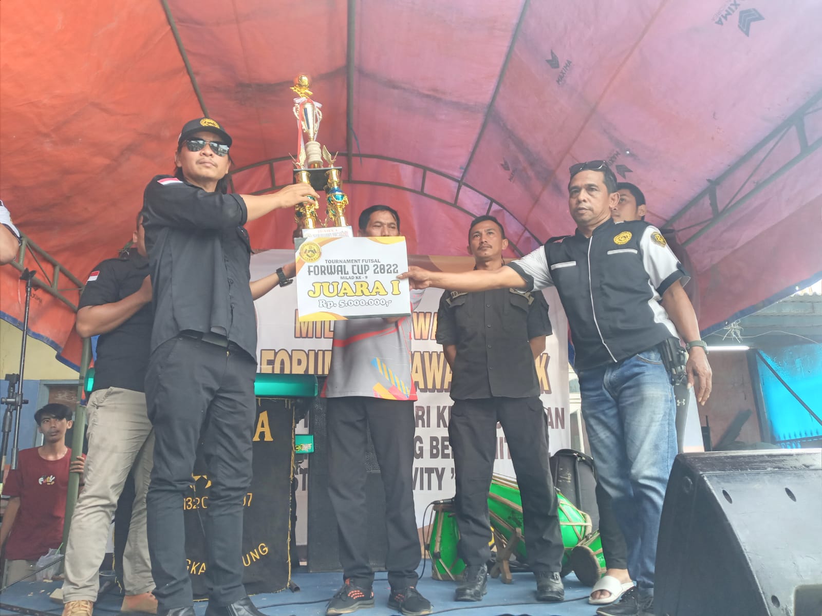 Penutupan Kegiatan Milad Forwal ke 9 di BJ Futsal oleh Penasehat sambil tiup lilin oleh ketua forum