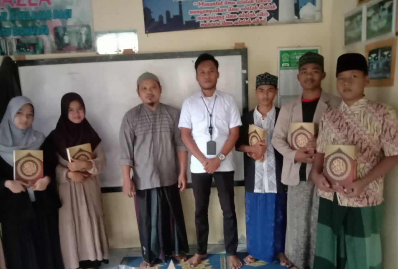 KaKanwil Kemenag  Banten Gandeng Aktivis Bagikan Puluhan Al-Qur’an Untuk Santri Ponpes Salafi Di Kecamatan Curug