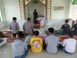 Dibina Usai Diamankan Bawa Busur, Kapolsek Bajeng Ajak Puluhan Remaja Ini Sholat Berjamaah 