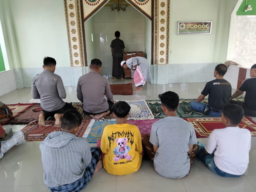 Dibina Usai Diamankan Bawa Busur, Kapolsek Bajeng Ajak Puluhan Remaja Ini Sholat Berjamaah 