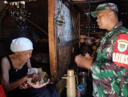 Serda Hadiri Laksanakan kegiatan Babinsa Masuk Dapur Sisihkan Penghasilannya Berikan Sembako Kepada warga Kurang Mampu di Desa Binaannya