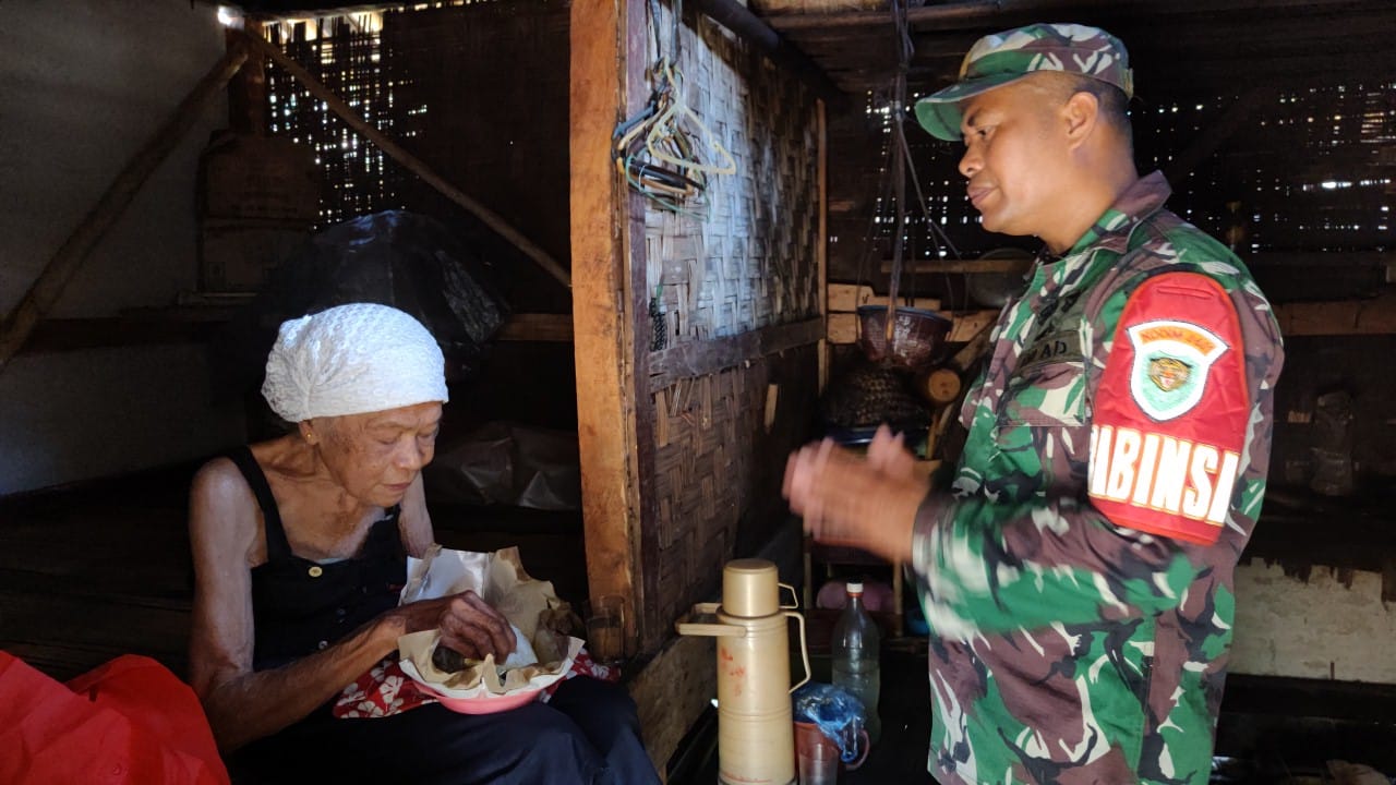 Serda Hadiri Laksanakan kegiatan Babinsa Masuk Dapur Sisihkan Penghasilannya Berikan Sembako Kepada warga Kurang Mampu di Desa Binaannya