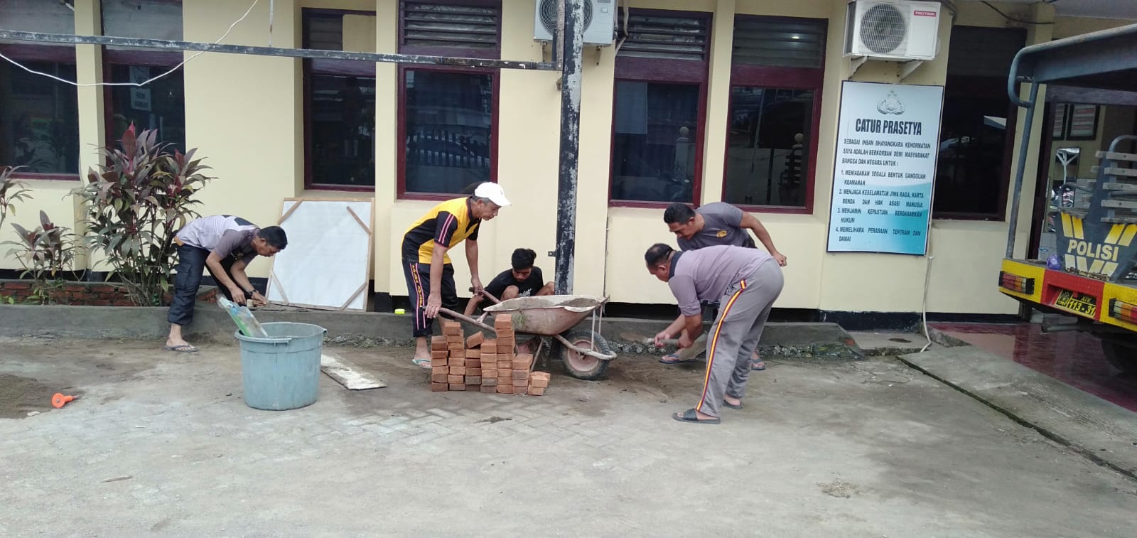 Perindah Halaman Mako, Kapolsek Bersama Personel Polsek Pallangga Renovasi Taman Bunga