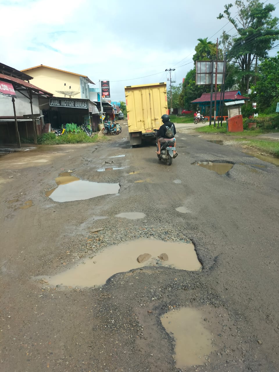 Proyek Kementerian PUPR Reserpasi Sanggau – Tebillian Kalbar  Baru Selesai Sudah Rusak Lagi