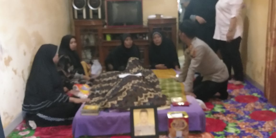 Kasihumas Polres Gowa Melayat ke Rumah Duka Anggota yang Meninggal