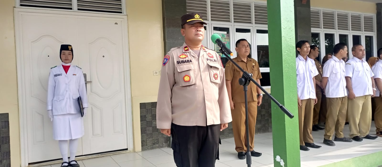 Kasat Binmas Polres Lebak, Pimpin Upacara Sekaligus Berikan Pembinaa dan Penyuluhan di SMKN 1 Rangkasbitung