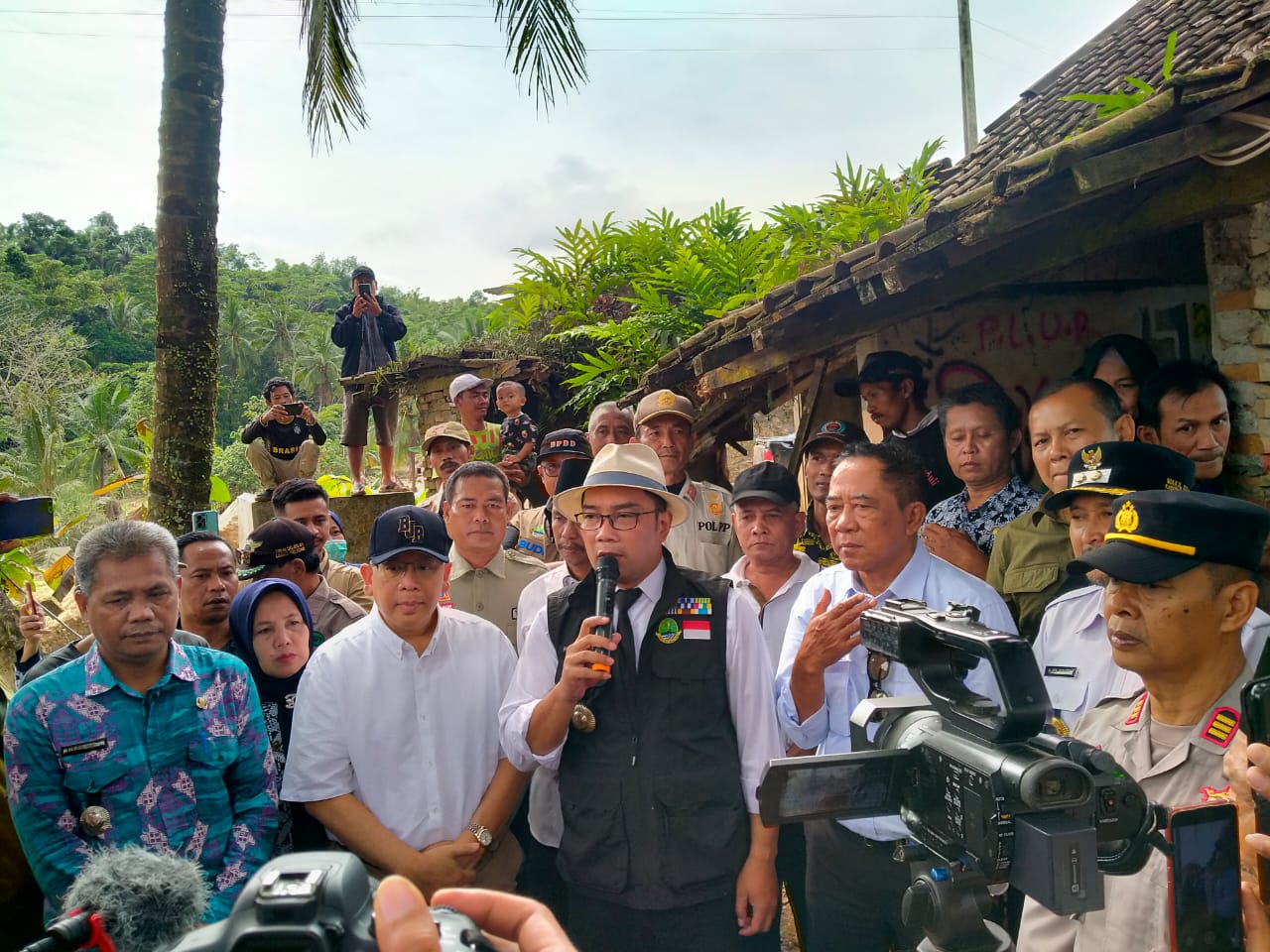 Kapolsek Bayah Polres Lebak Pimpin Pengamanan Kunjungan Gubernur Jabar Tinjau Putusnya Jembatan Diwilayah Kecamatan Bayah