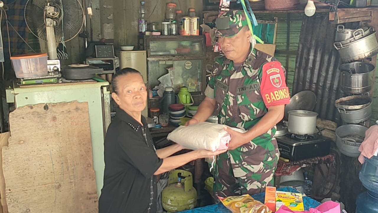 Babinsa Koramil 03/ Wajo Masuk Dapur Sebagai Wujud Nyata Kepedulian Terhadap Warga Yang Kurang Mampu.