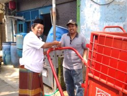 H.Mohamad Aly Shobat Calon Anggota DPR RI Dari Partai Demokrat Berikan Bantuan Gerobak Sampah Untuk 5 Kelurahan