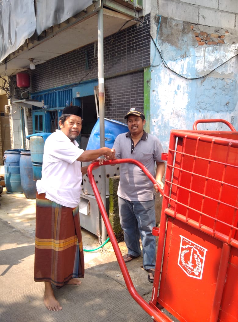 H.Mohamad Aly Shobat Calon Anggota DPR RI Dari Partai Demokrat Berikan Bantuan Gerobak Sampah Untuk 5 Kelurahan