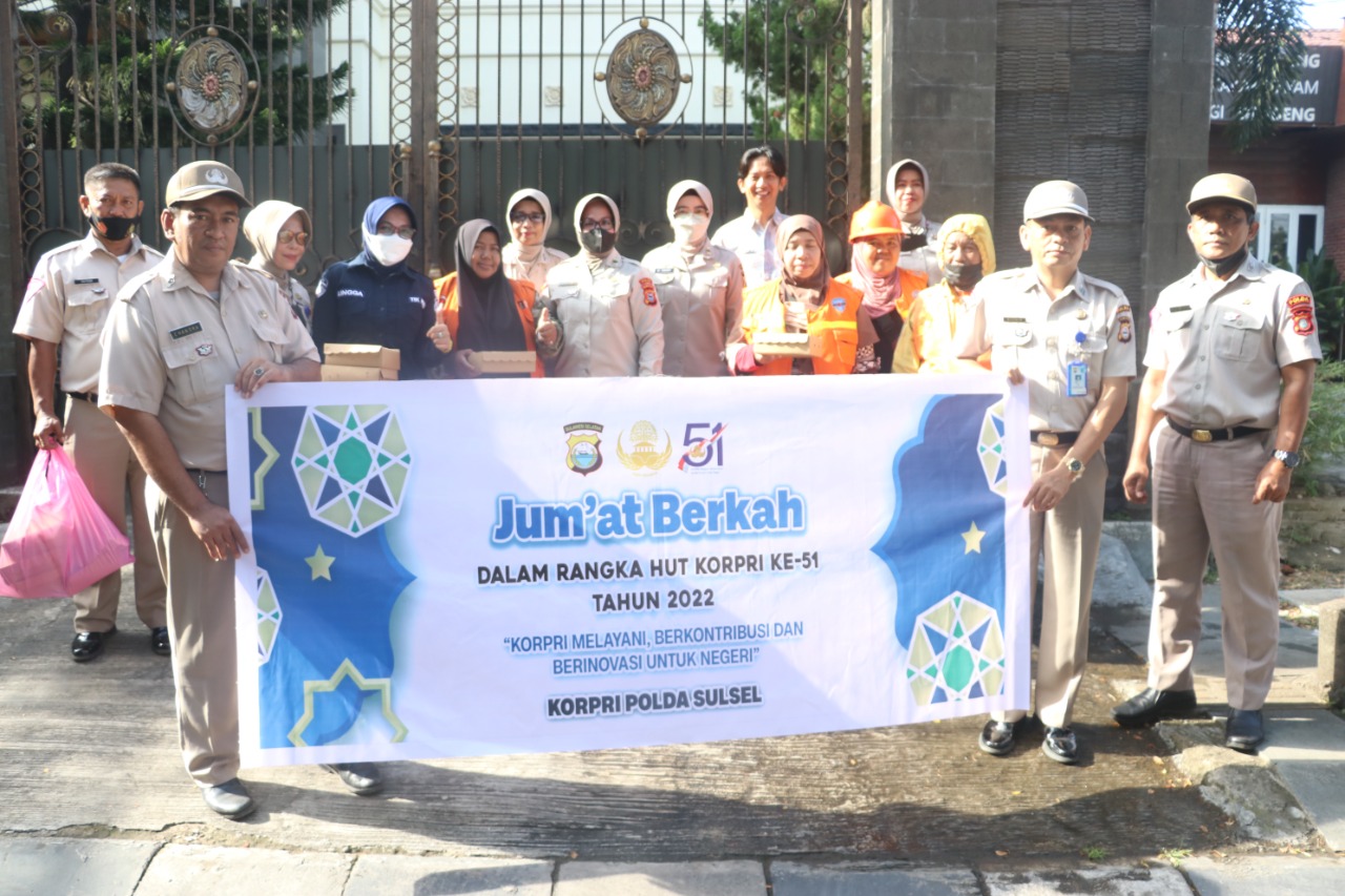 Gelar Jumat Berkah Sambut HUT Korpri Ke 51, ASN Polda Sulsel Bagikan Ratusan Nasi Kotak dan Paket Sembako ke Masyarakat