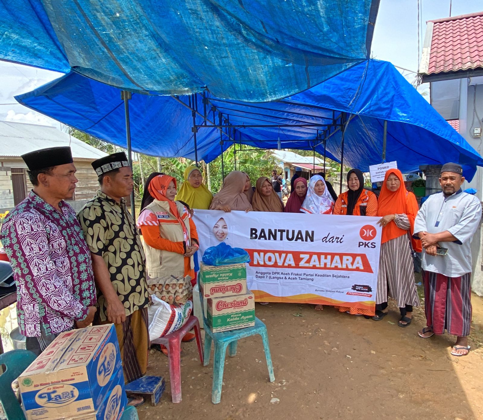 NOVA ZAHARA ANGGOTA DPR ACEH TEROBOS BANJIR UNTUK BANTU WARGA.